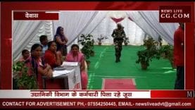 मतदाताओं को पिलाया जा रहा जूस