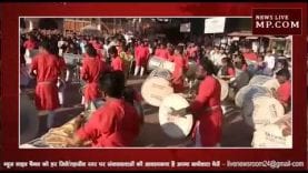 महाकाल मंदिर में लड़कियों ने बजाया ढोल