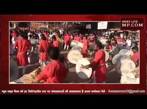 महाकाल मंदिर में लड़कियों ने बजाया ढोल