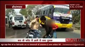 बाइक सवार युवक को आरटीओ कर्मी के लातो से मारने का विडियो वायरल
