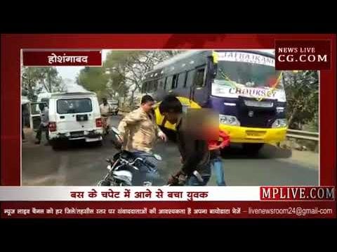बाइक सवार युवक को आरटीओ कर्मी के लातो से मारने का विडियो वायरल