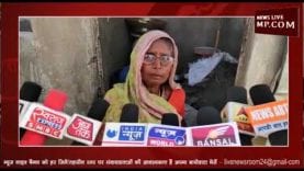 तीन बेटों की मां, शौचालय में कर रही गुजारा