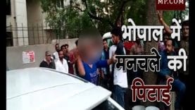 भोपाल में युवती ने विशाल मेगामार्ट के सामने मनचले को पीटा