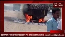 तेंदूपत्ता से भरी ट्रैक्टर ट्राली में लगी आग का लाइव वीडियो
