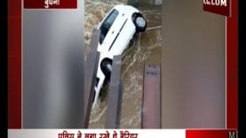 बुधनी में नदी में फंसी कार, ग्रामीणों ने निकाला
