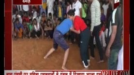 दमोह में महिला पहलवानों ने दिखाया दम