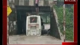 अंडर ब्रिज में फंसी यात्रियों से भरी बस, आटीओ ने कर दिया परमिट, लाइसेंस रद्द