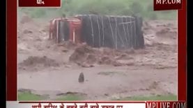 धार में पानी की तेज धार में बहा ट्रक