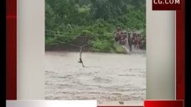 उफनती नदी में गिरने के बाद भी बचा युवक