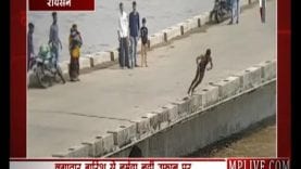 रायसेन उफनती नदी में जान जोखिम में डालते युवक