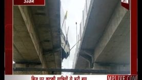 उज्जैन में टला बड़ा हादसा, ब्रिज पर लटकी बस