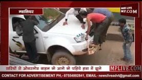 सरियों से ओवरलोड वाहन के आगे के पहिये हवा में झूले