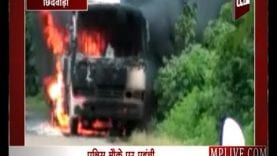बस हादसे में मौत के बाद लोगों ने बस में लगाई आग