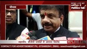 सड़क पर उतरे महापौर, नगर निगम बांटने का किया विरोध