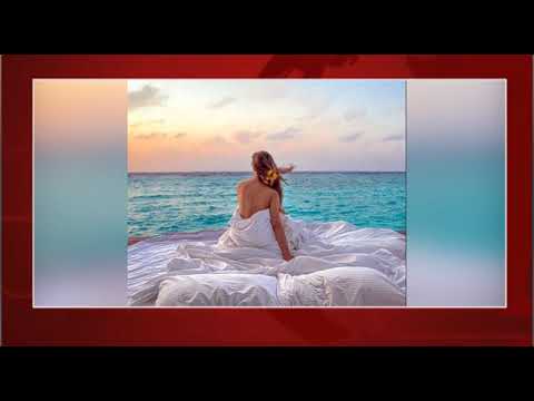 समंदर किनारे मौनी का बोल्ड अंदाज